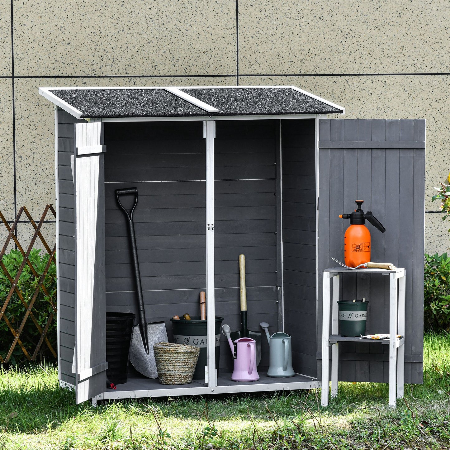 Outsunny Havestue/Værktøjsskur med 2 døre, værktøjsskabe med asfalt tag, anti-dump design med jordspyd, fyrretræ, grå+hvid, 139 x 75 x 160 cm