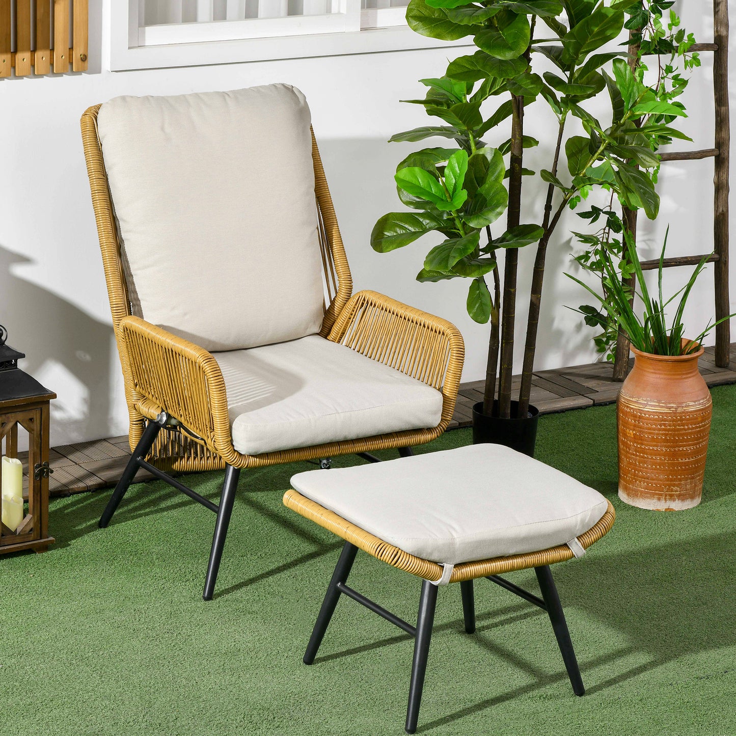 Justerbar havestol i polyrattan med fodskammel og hynder